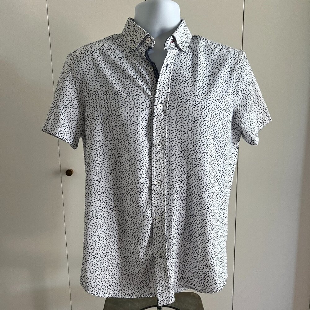 Men's International Report Stretch Short Sleeve Button Down - Small